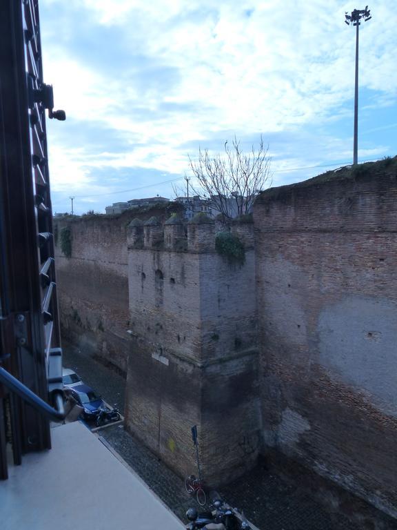 Between Termini & Colosseo Roma Esterno foto