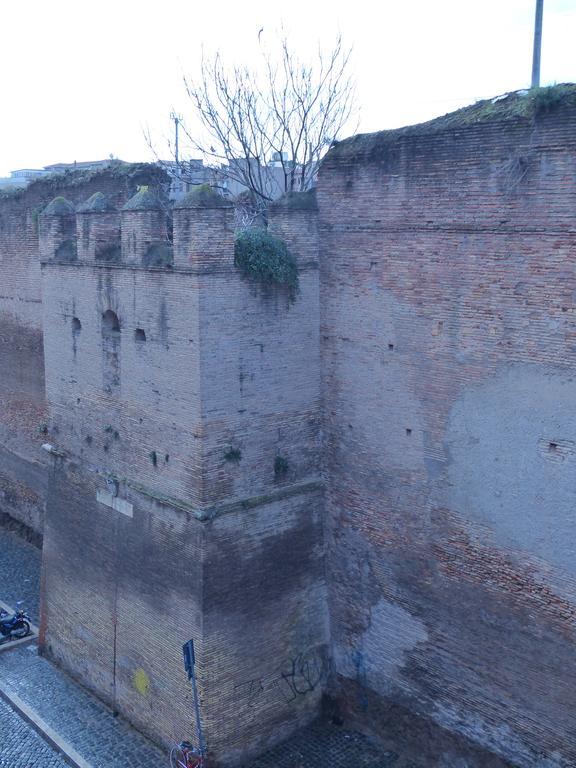 Between Termini & Colosseo Roma Esterno foto